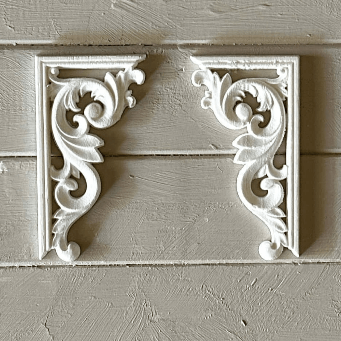 Corner Appliqué 016 in white finish with scroll and floral detail, ideal for vintage furniture upcycling, decorative moulding accents, and coastal-style cabinetry.