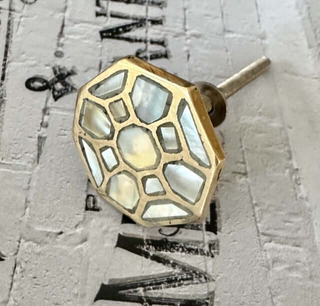 Odette – Gold Hexogen Mother of Pearl Knob