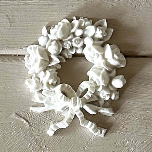 Wreath 007 - Resin Applique for Furniture & Crafts displayed on a wooden background, featuring floral designs and bow.