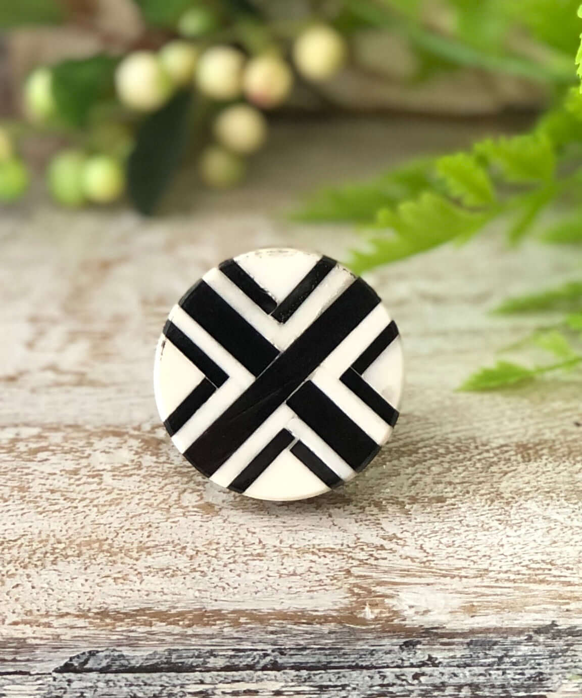 Stella - Black & Cream Cross Knob